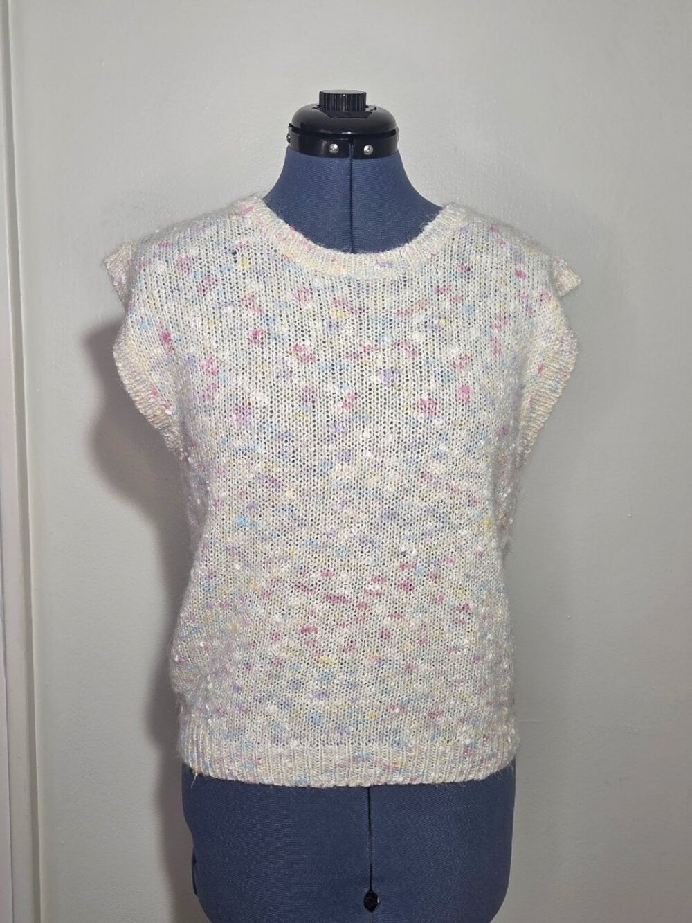 Vintage 80’s TQ Cream Pastel Textured Button Back Crew Neck Sweater Vest